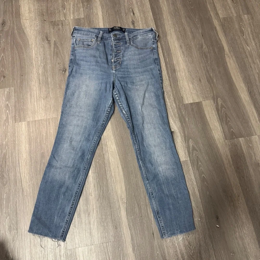 Hollister Women's 28x24 Straight leg Skinny Light wash Jeans Raw Hem